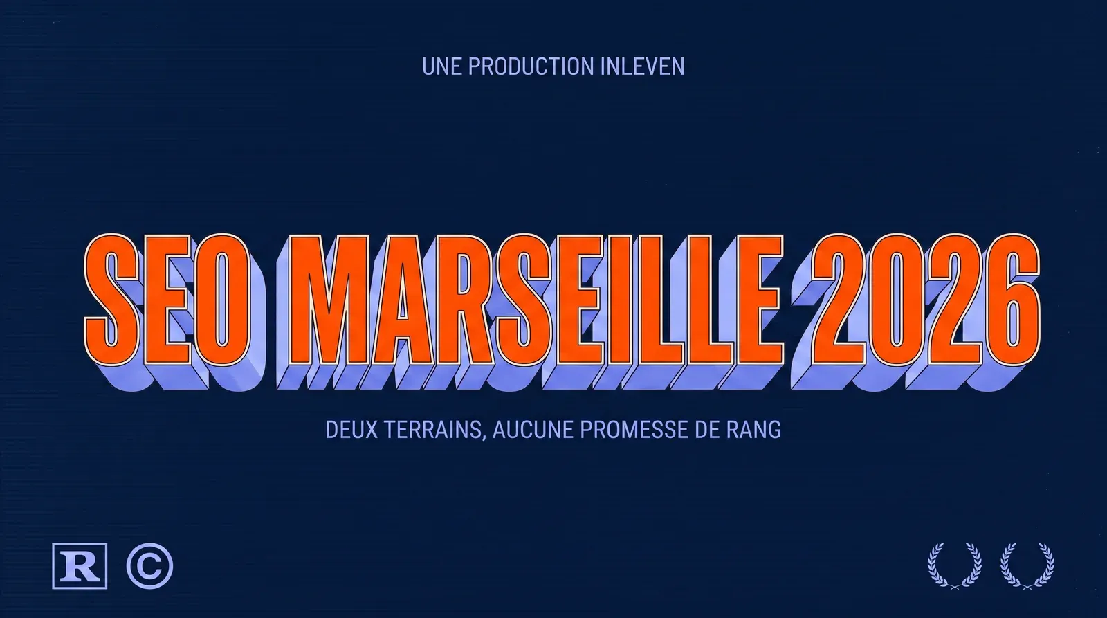 Affiche 3D rétro bleu nuit au titre orange SEO MARSEILLE 2026, surmontée de la mention UNE PRODUCTION INLEVEN et soulignée du slogan Deux terrains, aucune promesse de rang.