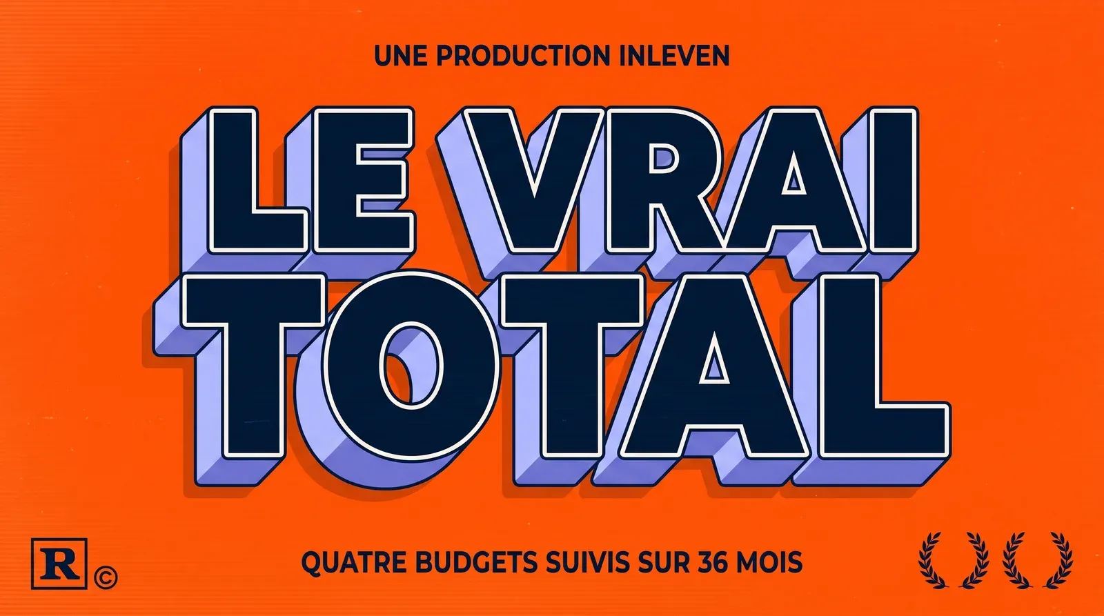 Affiche 3D rétro orange et bleu marine, titre LE VRAI TOTAL en grandes majuscules, avec la ligne Quatre budgets suivis sur 36 mois.