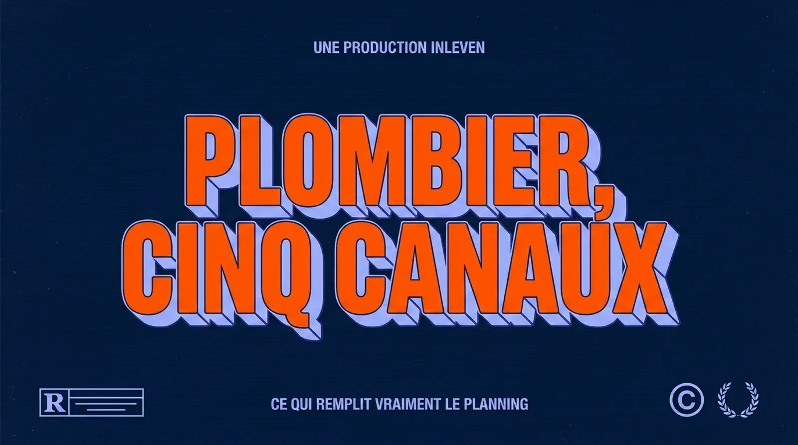 Visuel 3D rétro sur fond bleu nuit, titre orange en grandes capitales PLOMBIER, CINQ CANAUX, mention UNE PRODUCTION INLEVEN en haut et slogan CE QUI REMPLIT VRAIMENT LE PLANNING en bas.