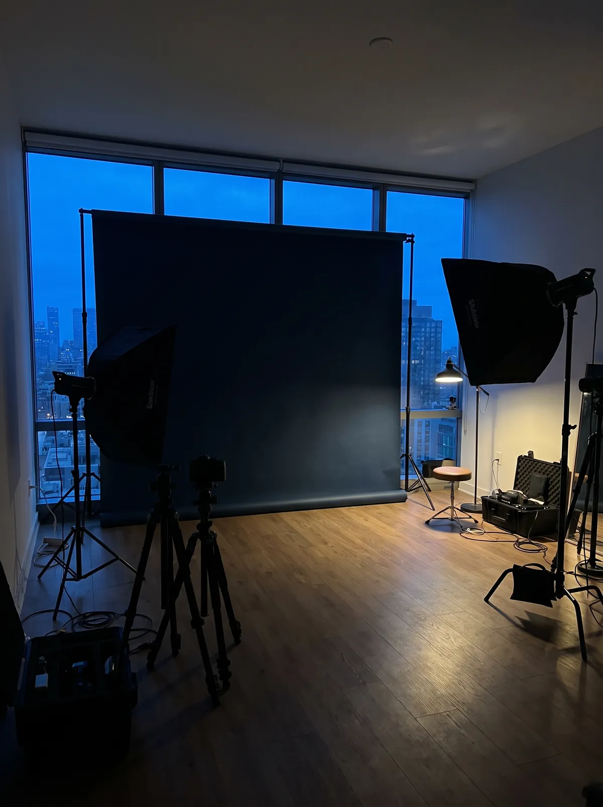 Studio de photographe à l'heure bleue, ambiance premium au ton Inleven