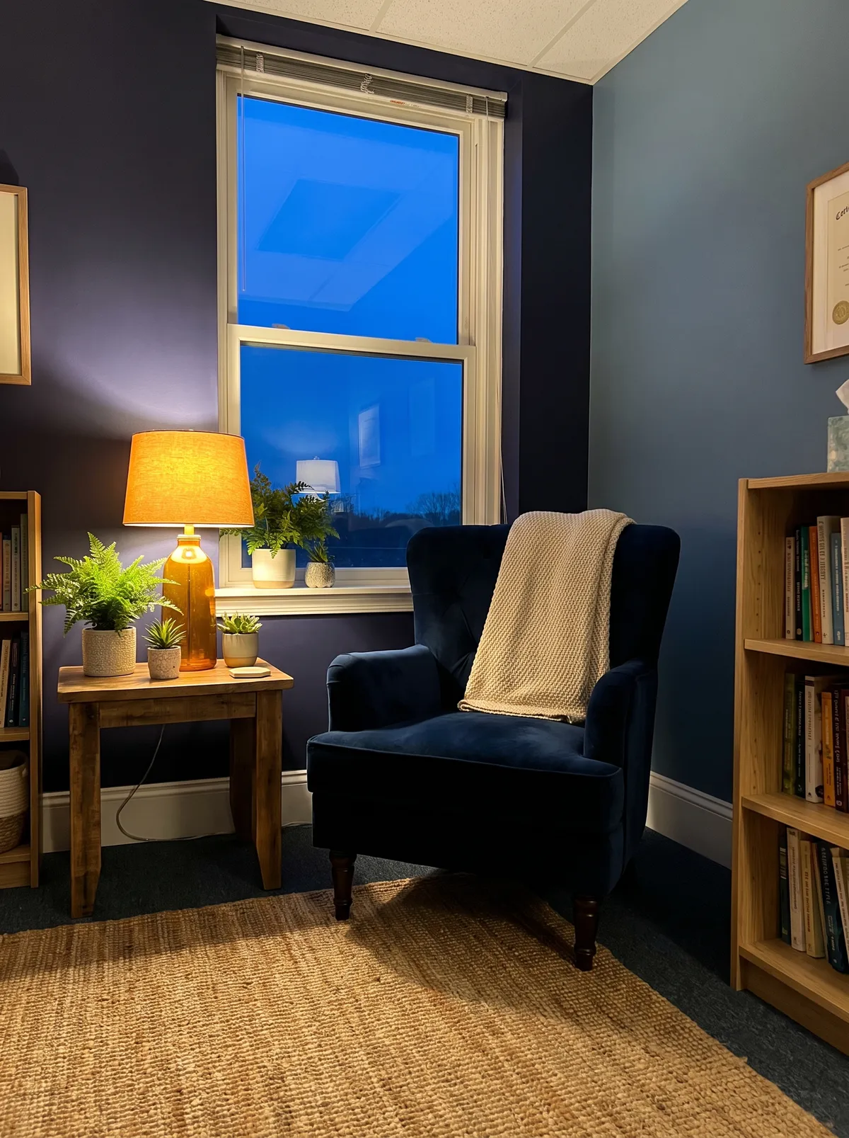 Cabinet de thérapeute chaleureux à l'heure bleue, ambiance apaisante au ton Inleven